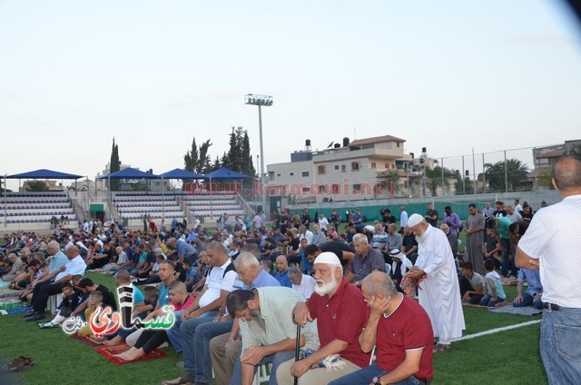 فيديو : المئات يؤدون صلاة عيد الأضحى والرئيس عادل بدير والأهالي يتصافحون ويهنئون ويعم السرور كل الحضور